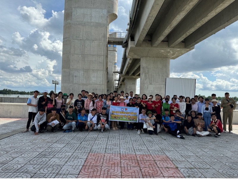 Experiential learning and sightseeing trip for students of Thoi Lai High School