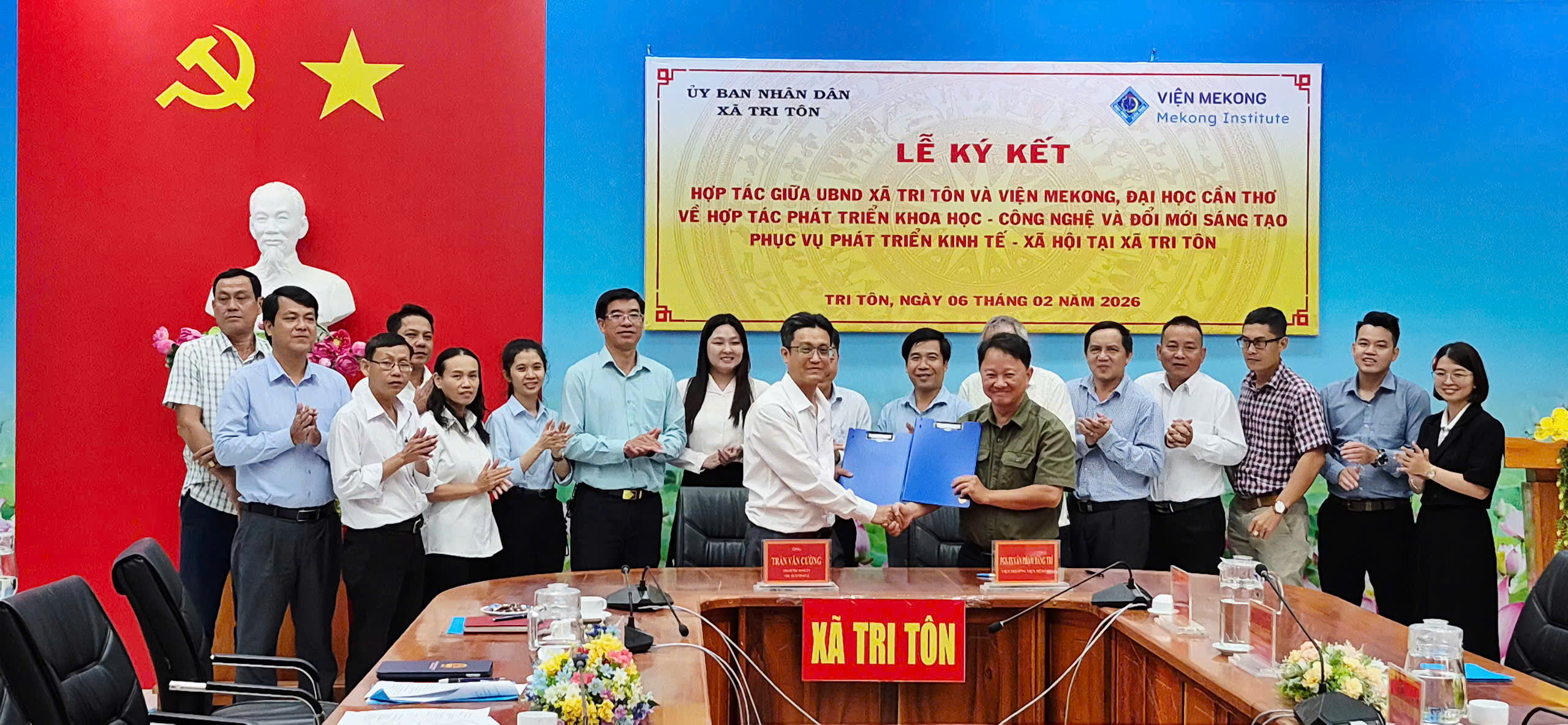 Lễ ký kết biên bản ghi nhớ hợp tác giữa UBND xã Tri Tôn và Viện Mekong – Đại học Cần Thơ về phát triển khoa học – công nghệ, đổi mới sáng tạo phục vụ phát triển kinh tế – xã hội giai đoạn 2026–2030