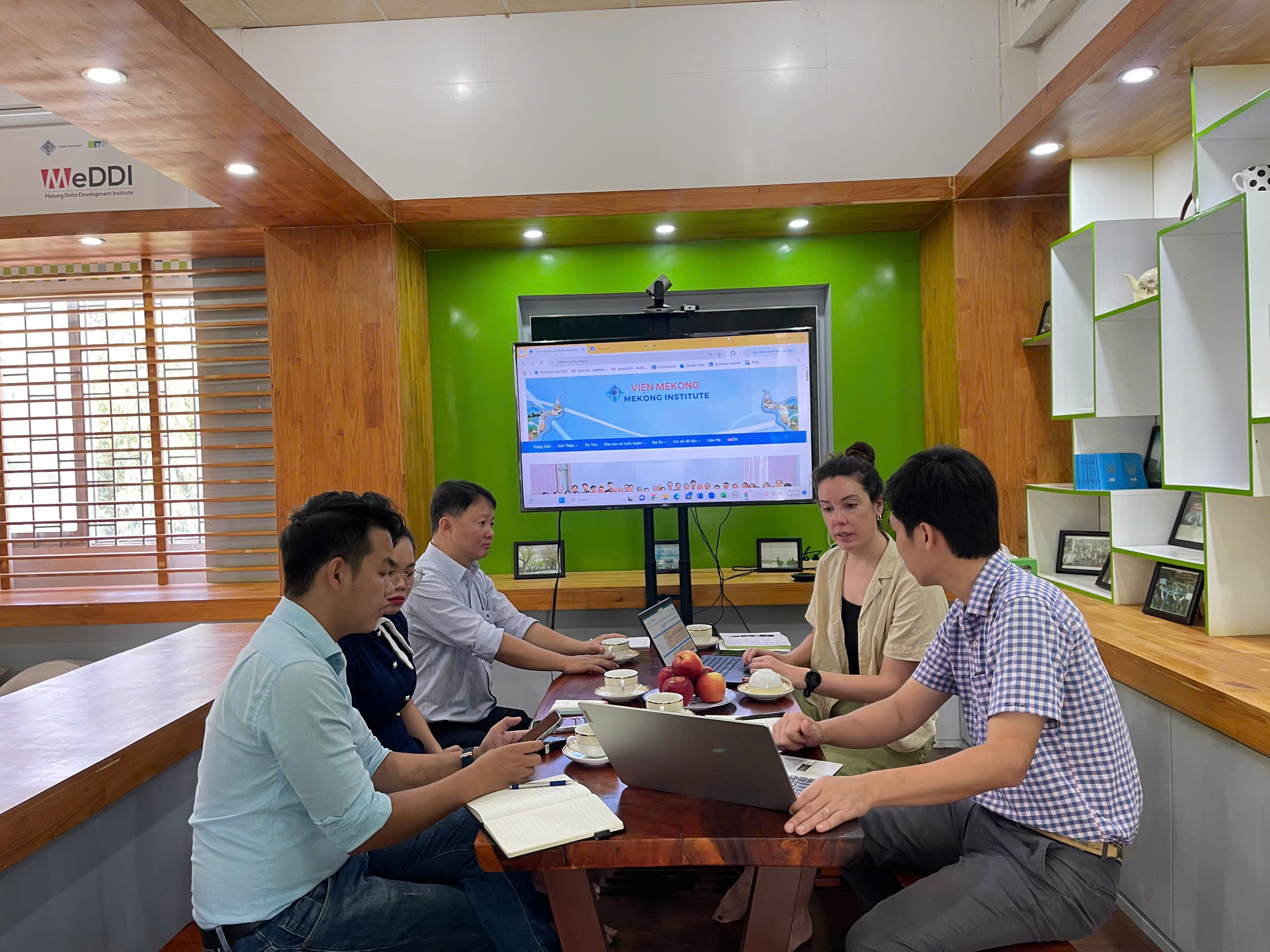 Viện Mekong làm việc với Tiến sĩ Sarah Gosper, Đại học Monash về hợp tác đào tạo và trao đổi sinh viên