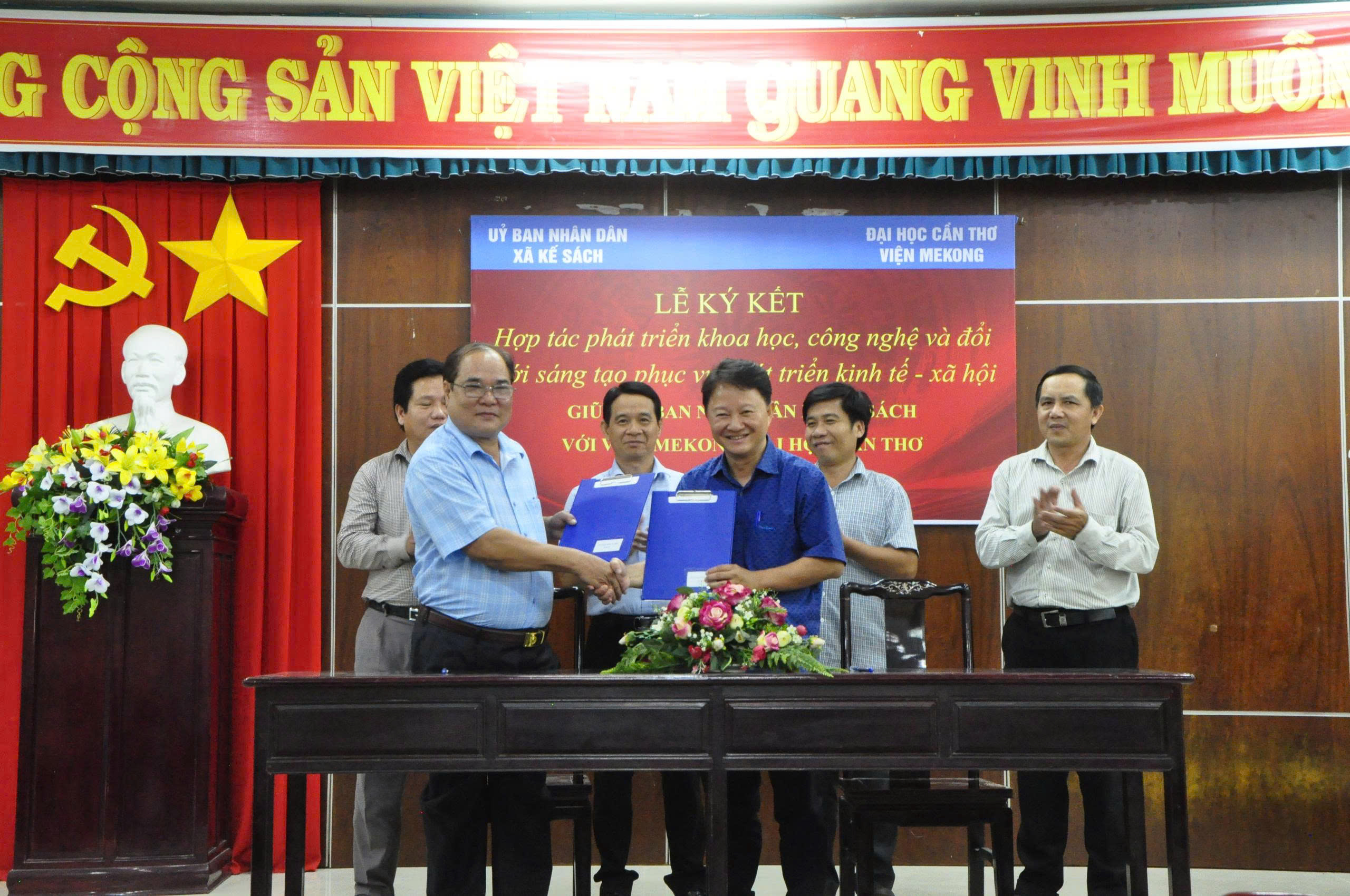 Viện Mekong, Đại học Cần Thơ đến thăm và ký thỏa thuận hợp tác phát triển khoa học, công nghệ và đổi mới sáng tạo với Ủy ban nhân dân xã Kế Sách